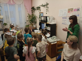 «Колядки, колядки, собрались ребятки. Мы по садику пошли, вместе Коляду нашли» «Колядки, колядки, собрались ребятки. Мы по садику пошли, вместе Коляду нашли».